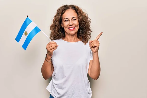 Mujer Patriótica Hermosa Mediana Edad Sosteniendo Bandera Argentina Sobre Fondo —  Fotos de Stock