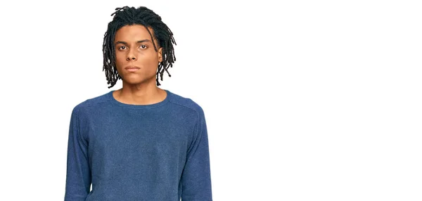스웨터를 아프리카계 미국인이 얼굴에 표정으로 느끼고 카메라를 간단하고 자연스럽게 — 스톡 사진