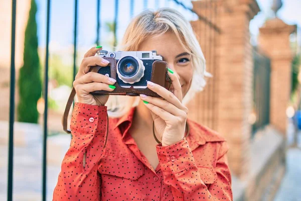 Giovane Donna Bionda Sorridente Felice Con Fotocamera Vintage Piedi Città — Foto Stock