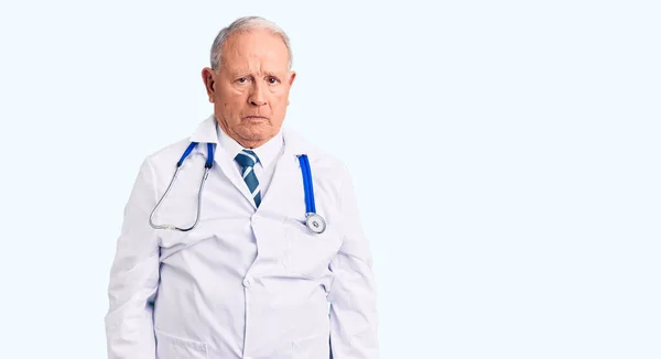 Hombre Mayor Guapo Pelo Gris Con Abrigo Médico Estetoscopio Deprimido —  Fotos de Stock