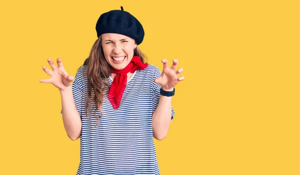 Fransız Beresi Çizgili Tişört Giyen Genç Güzel Sarışın Kadın Komik — Stok fotoğraf