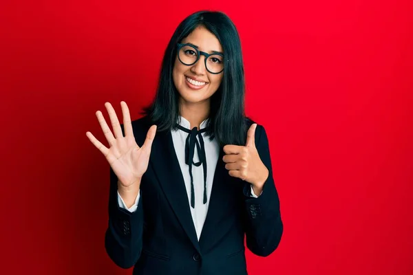 비즈니스 수트를 자신감에 행복하게 웃으면서 손가락으로 번째를 가리키는 아리따운 아시아 — 스톡 사진