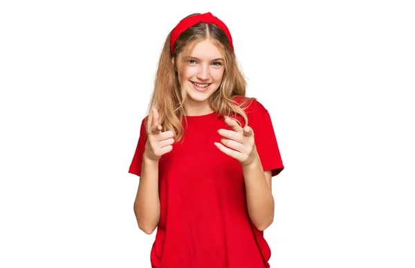 漂亮的年轻的高加索女孩穿着休闲的红色T恤 手指指向相机 脸上洋溢着欢乐和滑稽的表情 充沛的精力和活力 — 图库照片