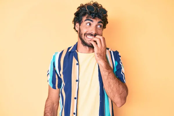 Beau Jeune Homme Aux Cheveux Bouclés Ours Portant Une Chemise — Photo