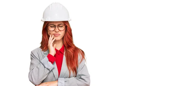 Mujer Pelirroja Joven Usando Hardhat Arquitecto Tocando Boca Con Mano — Foto de Stock