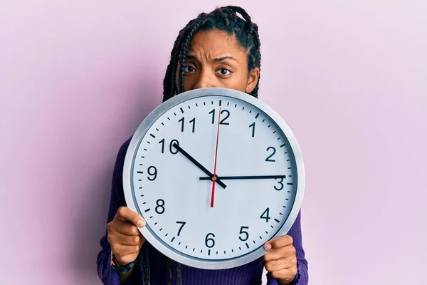 Afroamerikanerin Mit Zöpfen Und Großer Uhr Die Das Gesicht Ahnungslos — Stockfoto