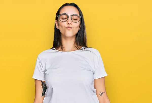 Jonge Spaanse Vrouw Casual Wit Shirt Kijkend Naar Camera Die — Stockfoto