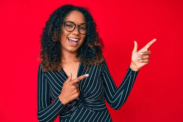 Jeune Femme Afro Américaine Portant Des Vêtements Décontractés Des Lunettes — Photo