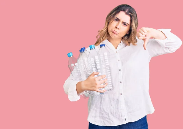 Jonge Blanke Vrouw Die Plastic Flessen Recycleert Met Een Boos — Stockfoto