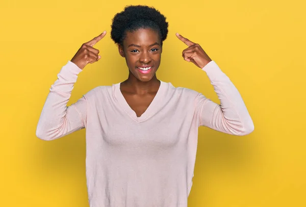 Jovem Afro Americana Vestindo Roupas Casuais Sorrindo Apontando Para Cabeça — Fotografia de Stock