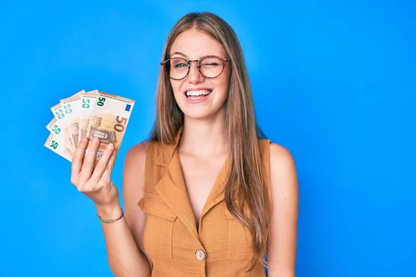 Elinde Euro Banknotları Tutan Genç Sarışın Kız Kameraya Seksi Bir — Stok fotoğraf