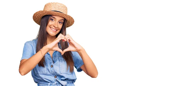 Mujer Hispana Joven Con Sombrero Verano Sonriendo Amor Mostrando Símbolo —  Fotos de Stock