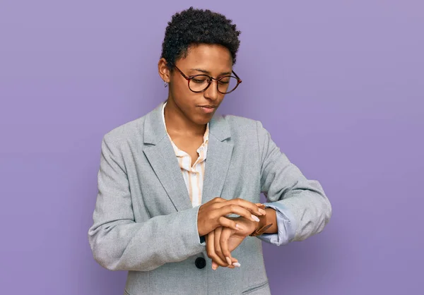 Młoda Afroamerykanka Ubrana Służbowe Ubrania Sprawdzająca Czas Zegarku Zrelaksowana Pewna — Zdjęcie stockowe
