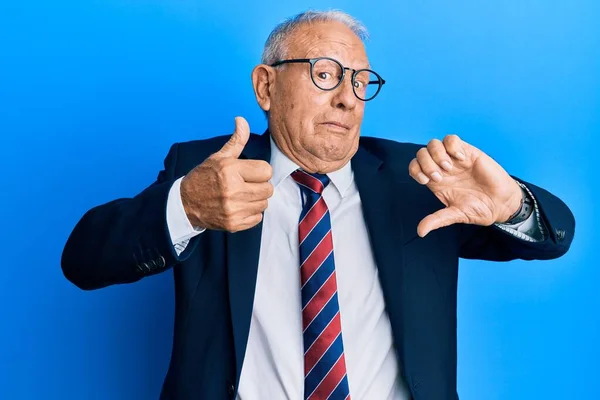 Hombre Caucásico Mayor Usando Traje Negocios Corbata Haciendo Pulgares Arriba —  Fotos de Stock