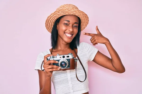 Mladá Afro Americká Žena Letním Klobouku Historickou Kamerou Vesele Usmívající — Stock fotografie