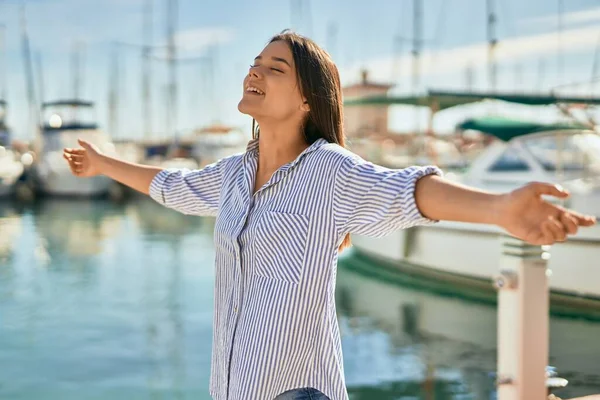 Giovane Ragazza Ispanica Respirando Con Braccia Aperte Porto — Foto Stock