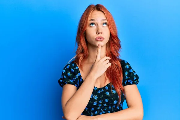 Jong Mooi Roodharige Vrouw Dragen Casual Kleding Blauwe Achtergrond Denken — Stockfoto