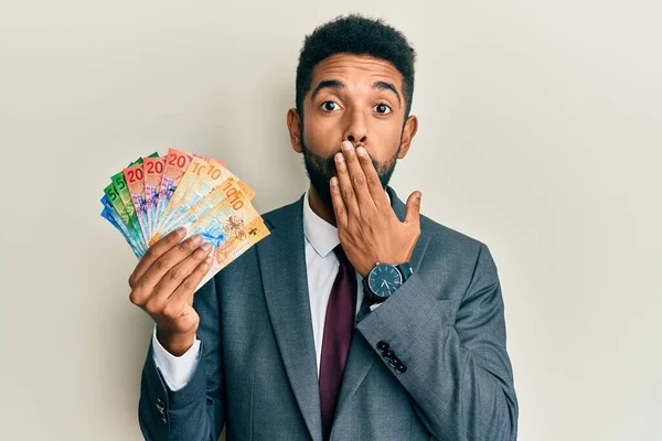 Hombre Negocios Hispano Guapo Con Barba Sosteniendo Billetes Franco Suizos — Foto de Stock