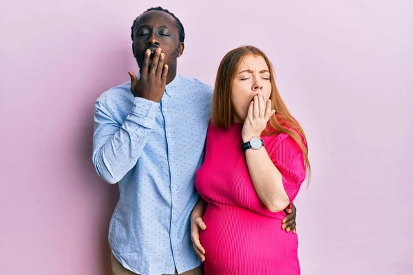 Jovem Casal Interracial Esperando Bebê Tocando Barriga Grávida Entediado Bocejo — Fotografia de Stock