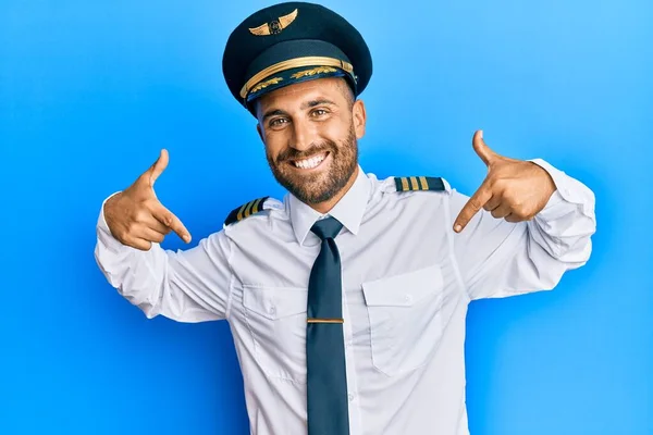 Przystojny Mężczyzna Brodą Mundurze Pilota Samolotu Wyglądający Pewnie Uśmiechem Twarzy — Zdjęcie stockowe