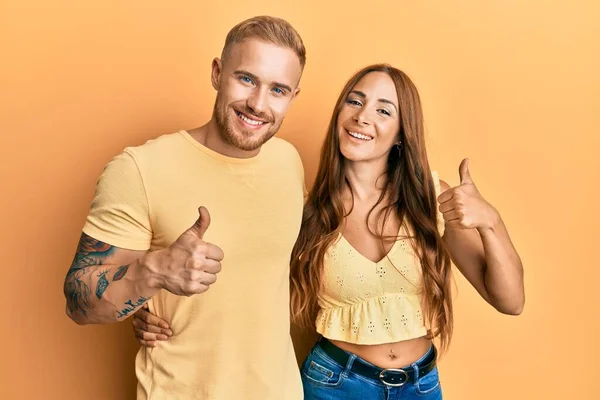 Casal Jovem Namorada Namorado Abraçando Juntos Sinal Sucesso Fazendo Gesto — Fotografia de Stock