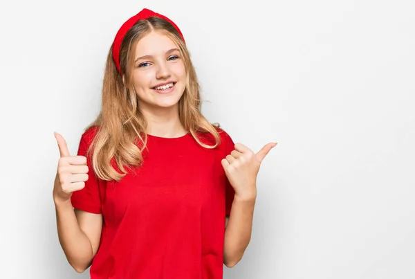 Hermosa Chica Caucásica Joven Con Casual Camiseta Roja Signo Éxito —  Fotos de Stock