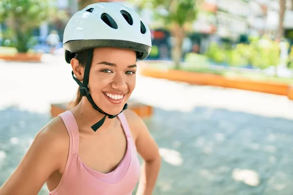 Jovem Bela Mulher Ciclista Hispânica Sorrindo Feliz Usando Capacete Bicicleta — Fotografia de Stock