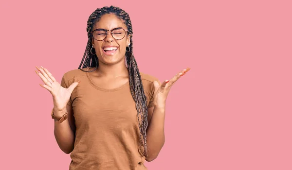 Молодая Африканская Американка Косичками Повседневной Одежде Очках Празднует Безумный Сумасшедший — стоковое фото
