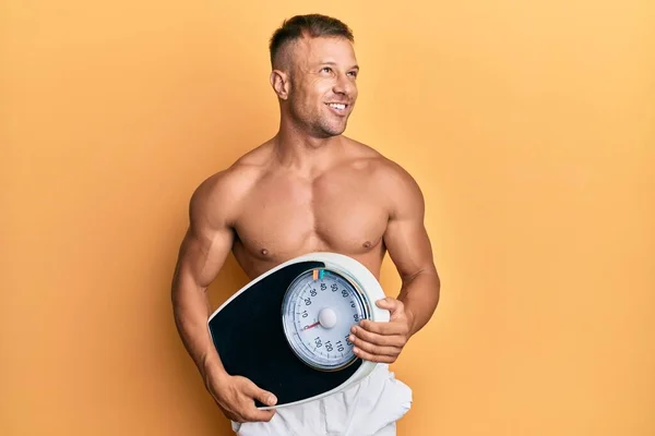 Hombre Musculoso Guapo Sosteniendo Máquina Peso Para Equilibrar Pérdida Peso — Foto de Stock