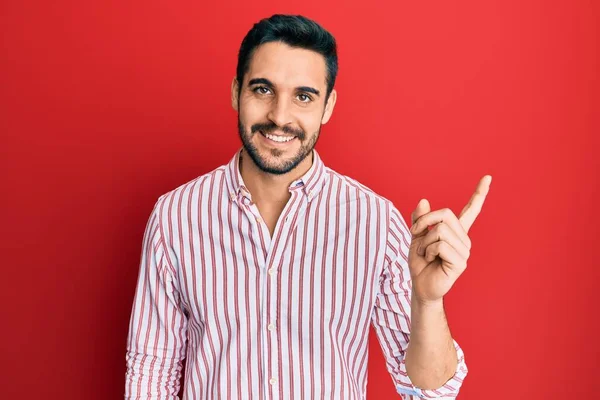 Joven Hombre Hispano Con Camisa Negocios Sonriendo Feliz Señalando Con — Foto de Stock