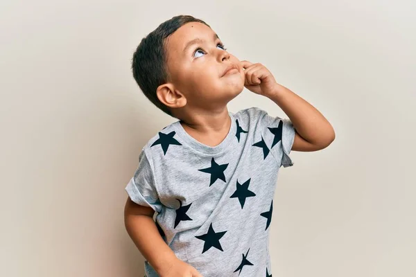 Adorable Niño Latino Usando Ropa Casual Pensando Concentrado Duda Con — Foto de Stock