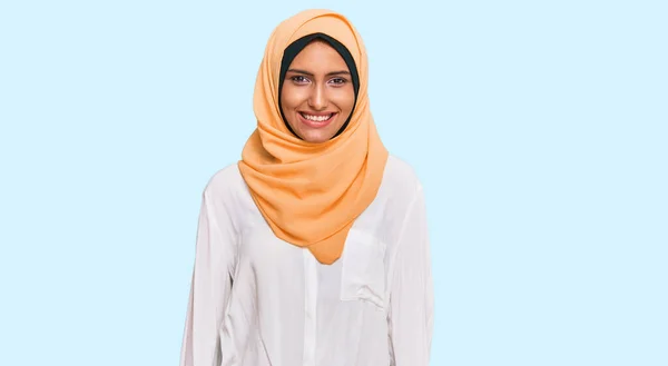 Jovem Morena Vestindo Tradicional Lenço Islâmico Hijab Olhando Positivo Feliz — Fotografia de Stock