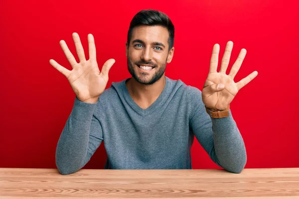 Knappe Latijns Amerikaanse Man Met Casual Stijl Zittend Tafel Wijzend — Stockfoto