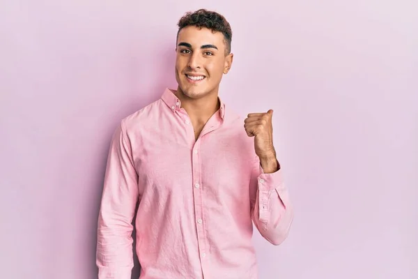 Joven Hispano Vistiendo Ropa Casual Sonriendo Con Cara Feliz Mirando — Foto de Stock