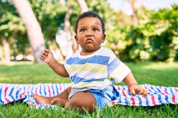 Schattige Afro Amerikaanse Peuter Zittend Het Gras Het Park — Stockfoto