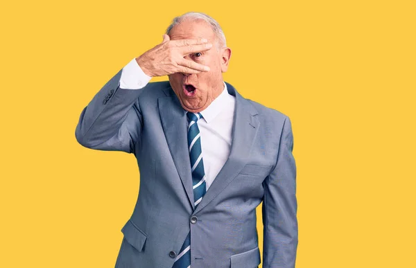 Senior Knappe Grijsharige Man Draagt Elegant Pak Gluren Shock Bedekking — Stockfoto