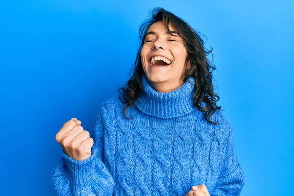 Mujer Hispana Joven Vistiendo Suéter Casual Invierno Celebrando Sorprendida Sorprendida — Foto de Stock