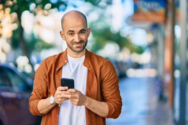 Joven Calvo Hispano Sonriendo Feliz Usando Smartphone Ciudad — Foto de Stock