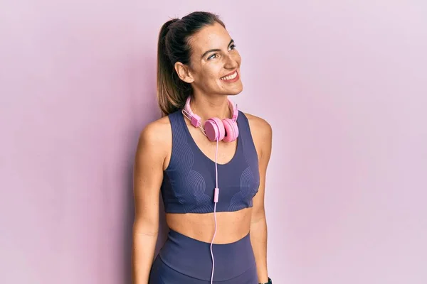 Mujer Hermosa Joven Con Ropa Gimnasio Uso Auriculares Mirando Hacia — Foto de Stock