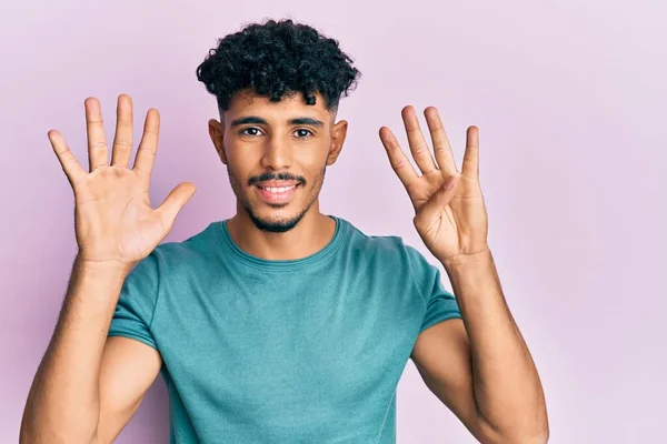 Jovem Árabe Bonito Homem Vestindo Roupas Casuais Mostrando Apontando Para — Fotografia de Stock