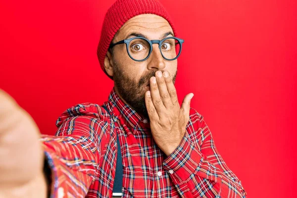 Bonito Homem Hipster Com Barba Tirando Uma Foto Selfie Com — Fotografia de Stock