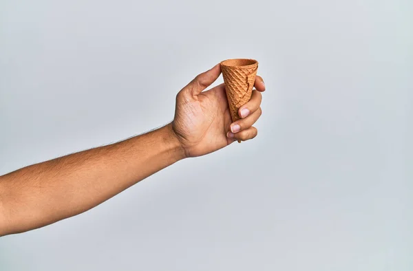 Mão Homem Hispânico Segurando Cone Biscoito Sobre Fundo Branco Isolado — Fotografia de Stock