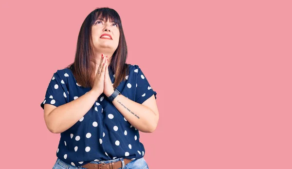 Young Size Woman Wearing Casual Clothes Begging Praying Hands Together — Stock Photo, Image