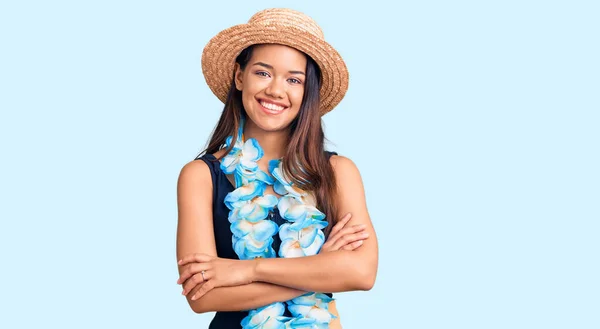 Młoda Piękna Latynoska Hawajskim Lei Letniej Czapce Szczęśliwa Twarz Uśmiechnięta — Zdjęcie stockowe