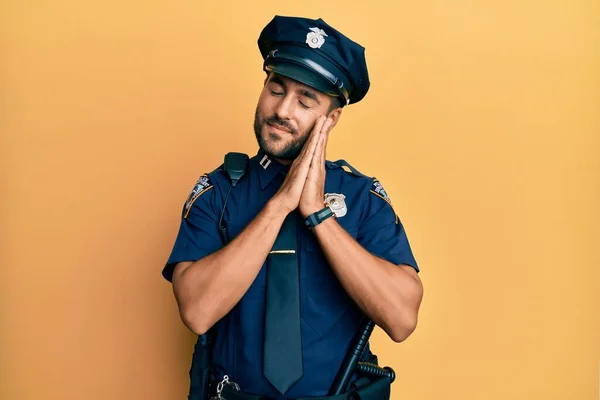 Hombre Hispano Guapo Vistiendo Uniforme Policial Durmiendo Cansado Soñando Posando — Foto de Stock