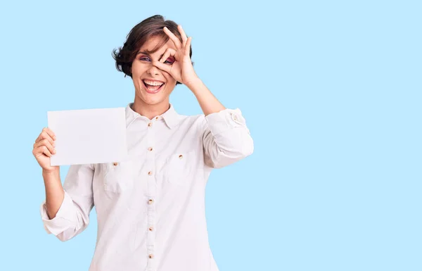 Bella Giovane Donna Con Capelli Corti Tenendo Vuoto Striscione Vuoto — Foto Stock