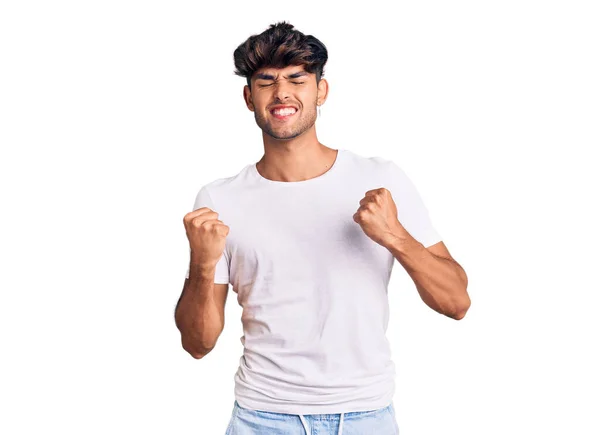 Jovem Hispânico Vestindo Roupas Casuais Muito Feliz Animado Fazendo Gesto — Fotografia de Stock