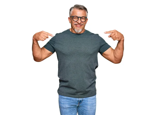 Grauhaariger Mann Mittleren Alters Lässiger Kleidung Und Brille Der Selbstbewusst — Stockfoto