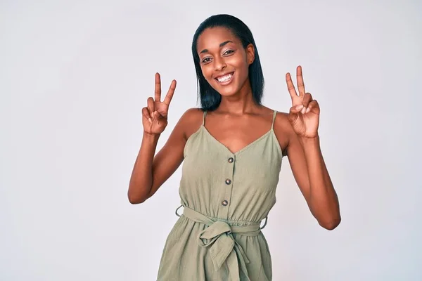 Jovem Afro Americana Vestindo Roupas Casuais Sorrindo Olhando Para Câmera — Fotografia de Stock