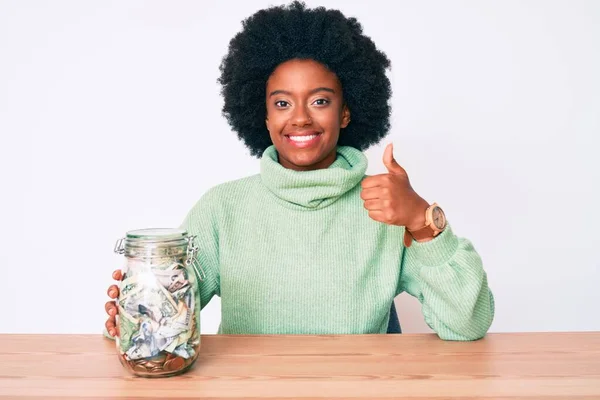 Молода Афро Американська Жінка Тримає Банку Заощадженнями Посміхаючись Щасливі Позитивні — стокове фото